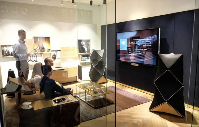 Showroom này có cùng thiết kế với các showroom Bang & Olufsen tại Đan Mạch và nhiều nơi khác trên thế giới. 