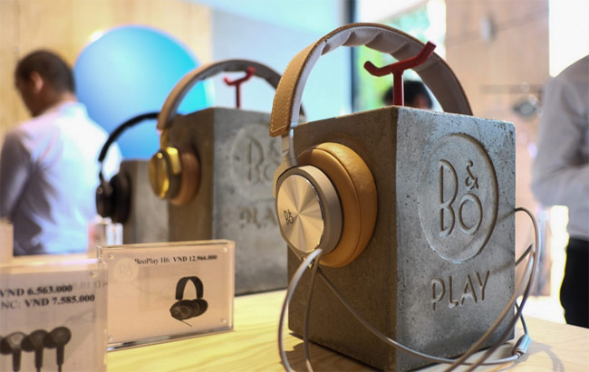 Các mẫu tai nghe thuộc thương hiệu B&O Play - dải sản phẩm phổ thông của Bang & Olufsen cũng được giới thiệu tại showroom này. 