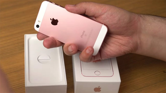 iPhone SE do kế thừa iPhone 6s nên có màu kính tối, khó quan sát hơn.