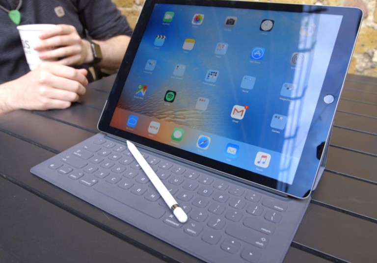 Bổ sung kết nối Smart Connecter , bút Apple Pencil lên dòng iPad 9,7 inch sẽ làm tăng tính cạnh tranh của thiết bị so với các đối thủ khác. Ảnh: Cnet.