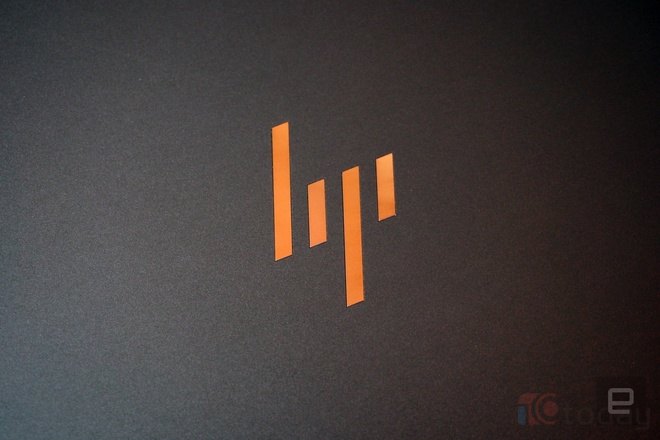 Với laptop mới, hãng cùng đồng thời ra mắt logo HP mới theo phong cách tối giản với chỉ 4 đường chéo nhau. 