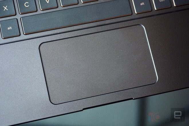 Touchpad của máy liền mạch, hỗ trợ đa chạm tương tự như MacBook của Apple. 