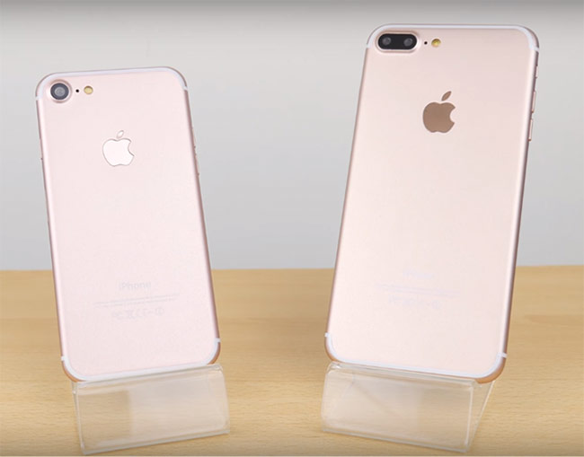 Theo kênh YouTube SuperSaf TV, đây là hai nguyên mẫu iPhone 7 vàng hồng có thiết kế giống với các tin đồn nhất. Những mô hình này thường được các nhà sản xuất cung cấp cho các đối tác sản xuất phụ kiện như ốp lưng, bao da... 