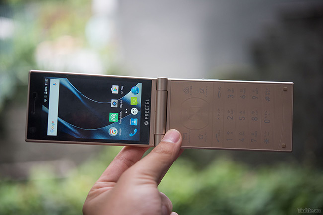 Freetel Musashi Smartphone nắp gập Nhật 2 màn hình sắp bán tại VN
