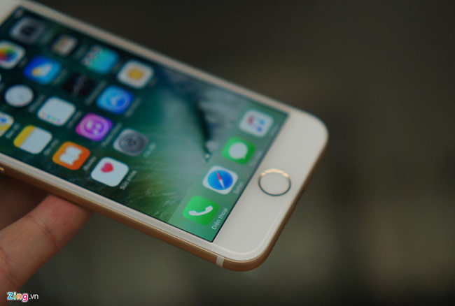 Nút Home cảm ứng là một trong những chi tiết mang lại trải nghiệm mới trên iPhone 7. Tuy vẫn giữ lại cách thiết kế cũ nhưng khi nhấn nút Home này, người dùng sẽ cảm giác được máy rung nhẹ, thay vì nảy như nút cứng. Theo một số tin đồn, iPhone 8 sẽ loại bỏ hoàn toàn nút Home, sử dụng công nghệ cảm ứng ẩn bên dưới màn hình.