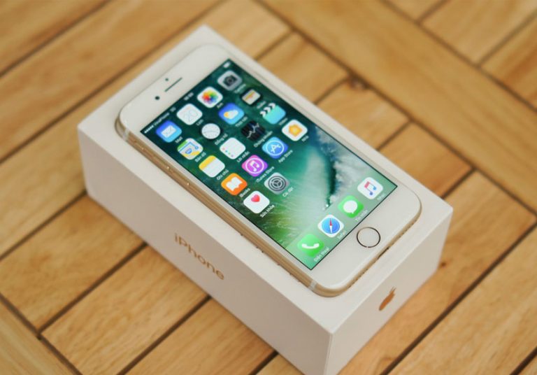 Mở hộp iPhone 7 chính hãng đầu tiên tại Việt Nam