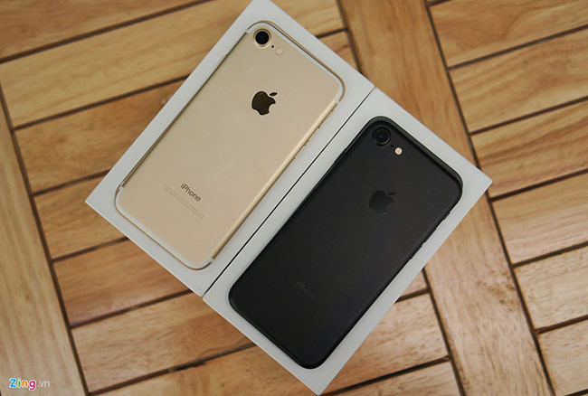 Sau thời gian dài chờ đợi, iPhone 7, 7 Plus chính hãng đã mở bán chính thức tại Việt Nam từ ngày 11/11. Máy có đầy đủ các màu sắc nhưng màu Jet Black có số lượng hạn chế. 