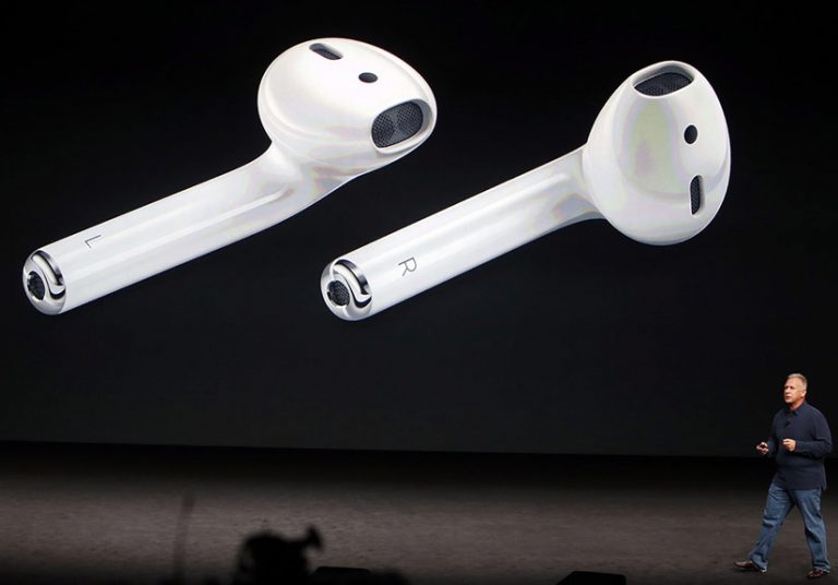 Tai nghe AirPods mới sẽ sử dụng cổng lightning thay cho giắc cắm tai nghe 3.5mm truyền thống. Ảnh: Telegraph.