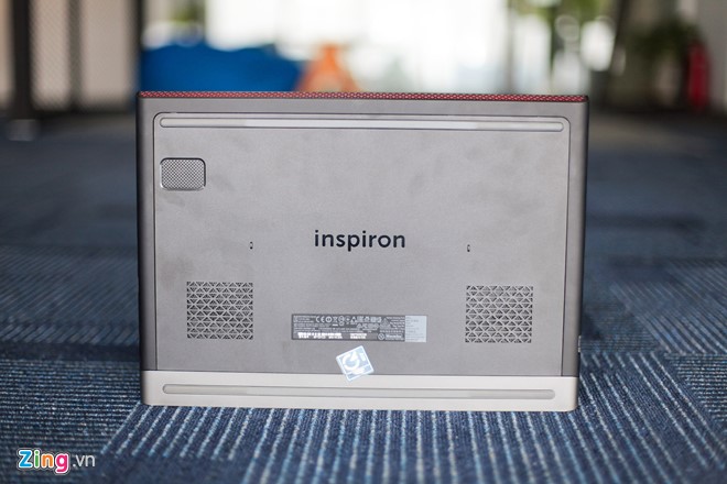 Dell Insspiron 7579 dùng pin 6-cell 74 Whr. Hệ thống tản nhiệt có 2 quạt và 2 ống đồng lớn dùng chung cho CPU và GPU. 
