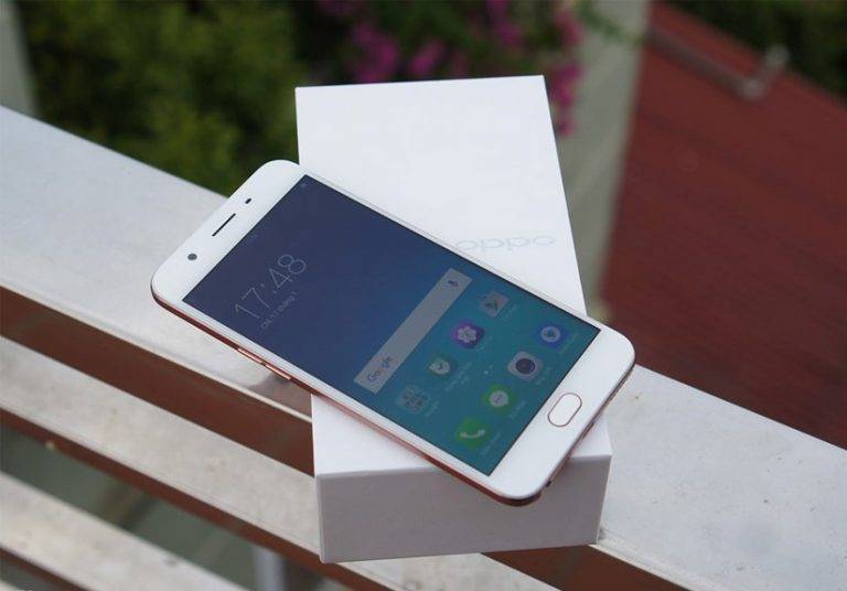 Oppo F1s 2017 (6,9 triệu): Máy sở hữu khung kim loại nguyên khối, màn hình lớn 5,5 inch mặt kính cong 2.5D, chip 8 nhân, RAM được nâng cấp lên 4 GB, bộ nhớ trong 64 GB. F1s sở hữu camera trước 16 MP, khẩu độ f/2.0, máy ảnh sau có độ phân giải 13 MP, lấy nét theo pha và tích hợp nhiều chế độ chụp, pin 3.075 mAh.