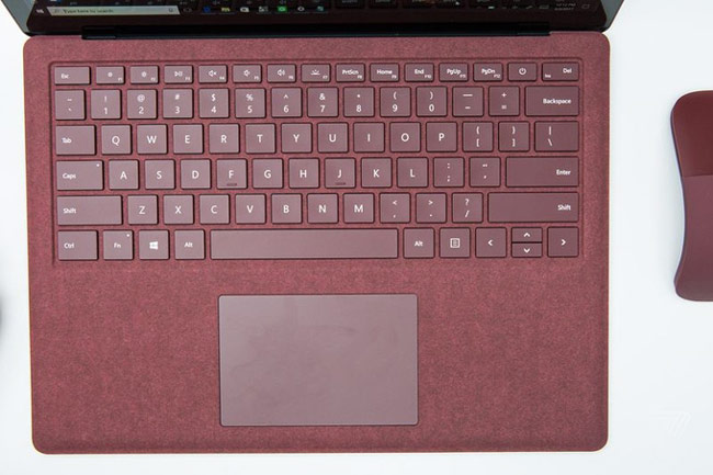  thiết kế của Surface Laptop là bàn phím được bọc vải alcantara