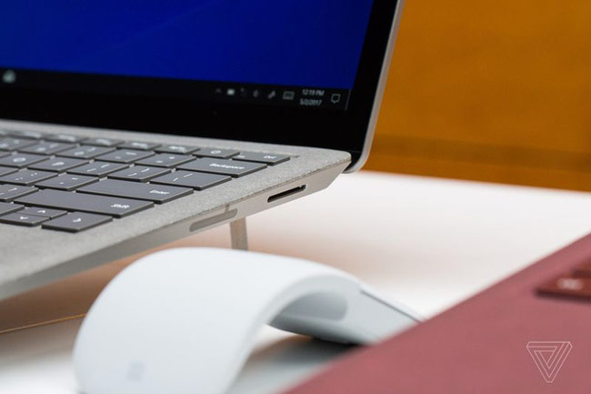 surface laptop có 4 màu bàn phím được chọn là xanh, xám sáng, đỏ và nâu pha vàng.