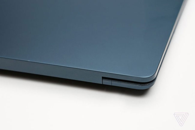 Surface Laptop không sử dụng lỗ loa riêng biệt