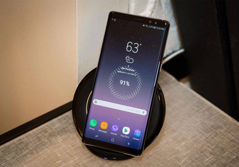 Với mức giá cho bản cao nhất gần 1.000 USD, Galaxy Note 8 khiến nhiều người phải e dè.