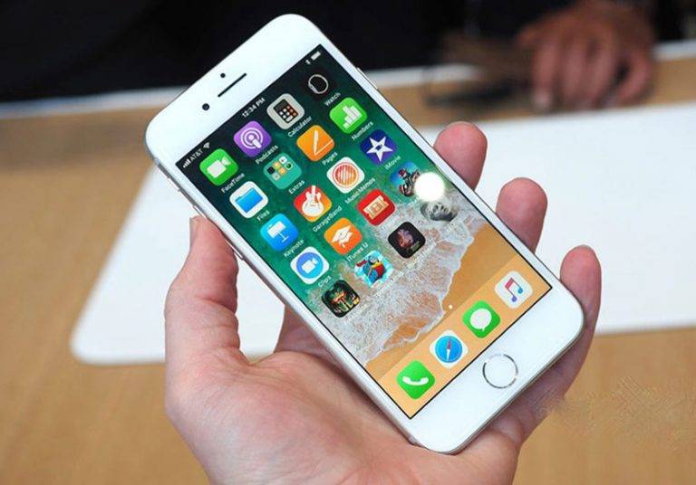 iPhone 8 Plus vẫn sở hữu màn hình 5,5 inch nhưng nâng cấp công nghệ TrueTone. Màn hình này có khả năng thích ứng màu sắc tốt hơn với môi trường, dựa trên cảm biến ánh sáng.