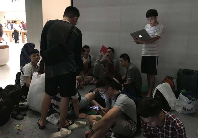 Người Việt vạ vật ở Singapore chờ mua iPhone X
