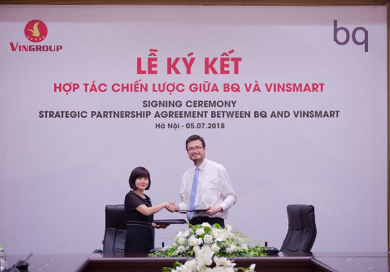 Bà Nguyễn Mai Hoa - Tổng giám đốc VinSmart và ôngAlberto Méndez Peydró – Chủ tịch kiêm Tổng giám đốc BQ tại lễ ký kết.