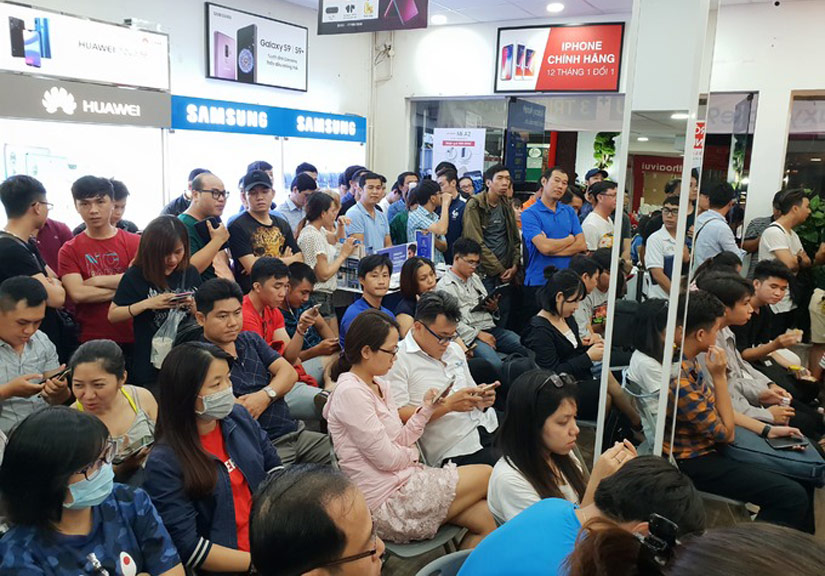 Người Việt xếp hàng từ đêm chờ Galaxy Note9 mở bán