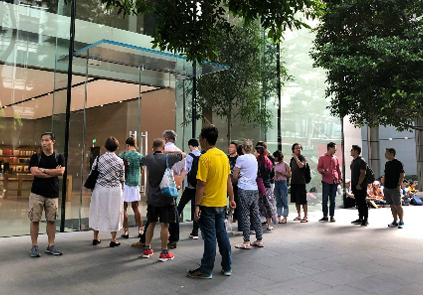 Người Việt đã xếp hàng ở Singapore đợi mua iPhone Xs