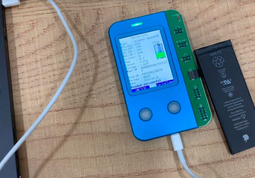 Thiết bị lạ 'phù phép' pin iPhone cũ thành mới ở Việt Nam