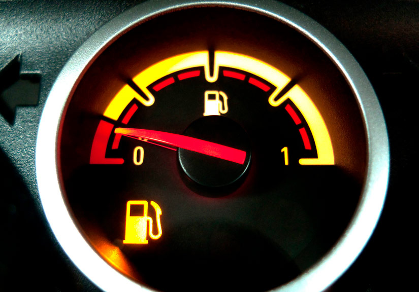 Xe ô tô sẽ đi được bao xa khi sắp hết nhiên liệu?