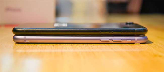  Dù iPhone 11 có pin lớn hơn iPhone XR một chút (3.046 mAh so với 2.942 mAh), bề dày không khác biệt. 