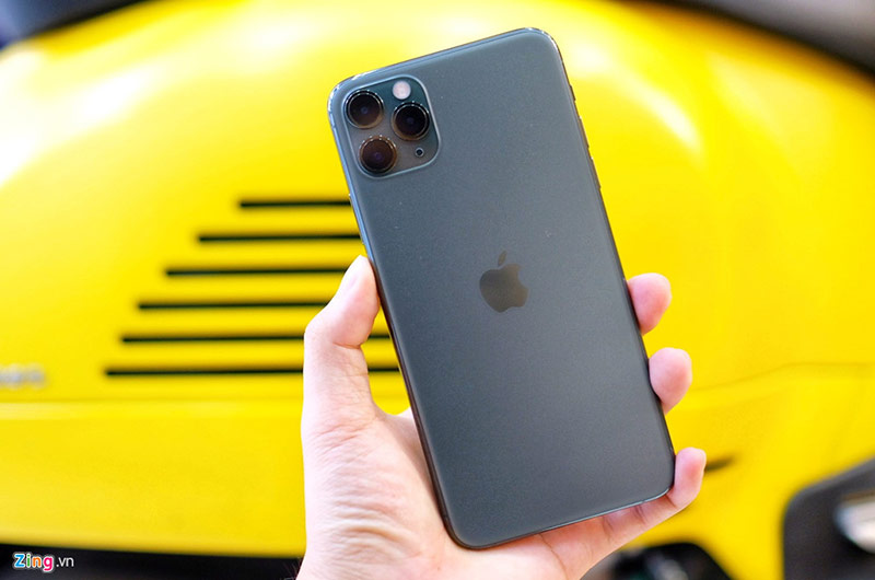 iPhone 11 Pro Max màu Midnight Green có giá bán cao hơn so với các phiên bản màu khác. Ảnh: Lê Trọng.