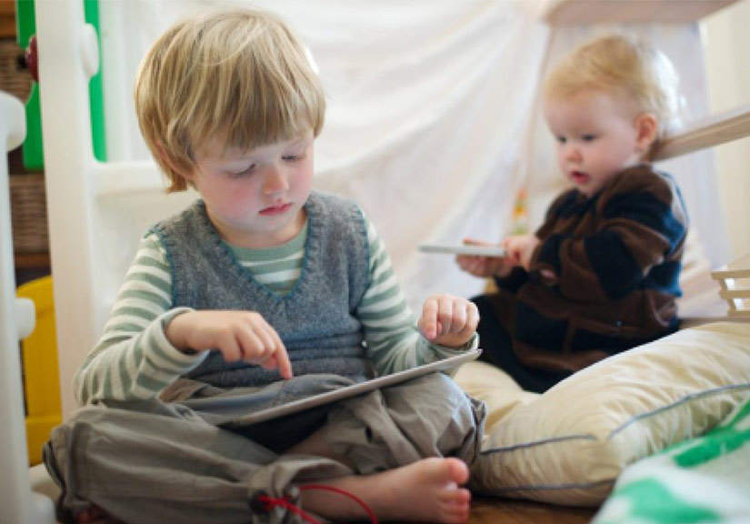 Trẻ em xem điện thoại, máy tính nhiều khiến não chậm phát triển