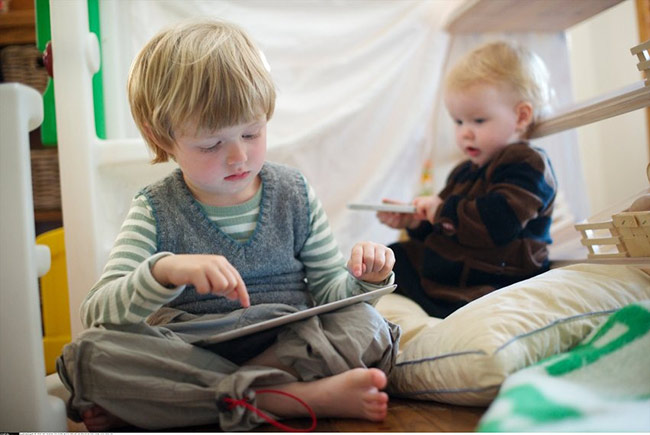 Trẻ em xem điện thoại, máy tính nhiều khiến não chậm phát triển