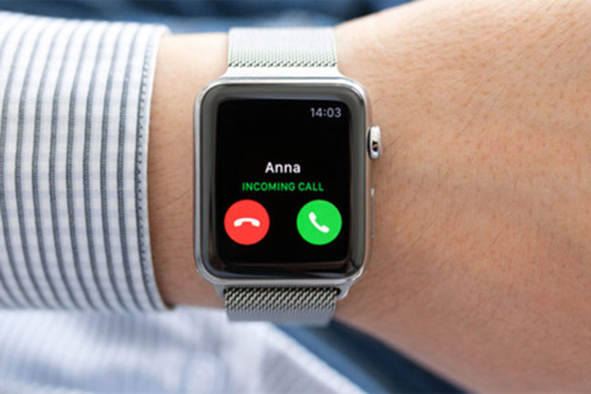 Apple Watch có thể nghe gọi, nhắn tin và vào mạng dữ liệu di động độc lập mà không cần đến iPhone. 