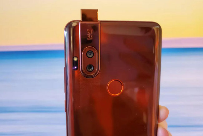 Motorola One Hyper với camera selfie 32 MP bật lên, pin lớn, giá 400 USD