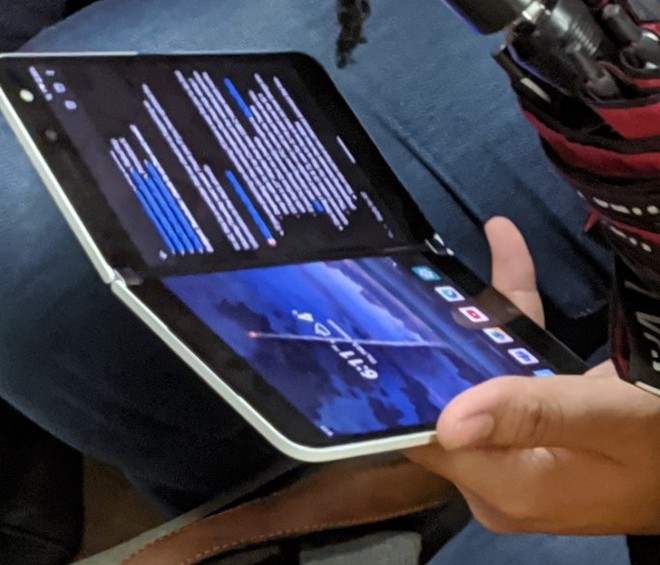Microsoft Surface Duo đã xuất hiện ngoài thực tế, sẽ sớm bán ra trên thị trường? - Ảnh 2.