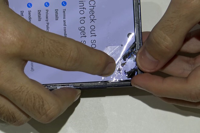 Không có khả năng chống trầy xước, vậy lớp nhựa bảo vệ màn hình Galaxy Z Flip có tác dụng gì? - Ảnh 1.