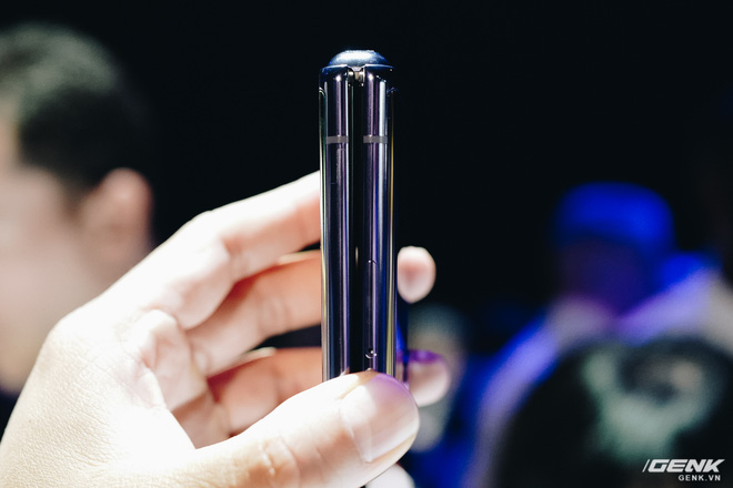 Cận cảnh Samsung Galaxy Z Flip: Thiết kế gập dọc, chất liệu kính dẻo, vẫn có vết nhăn, giá 1380 USD - Ảnh 6.