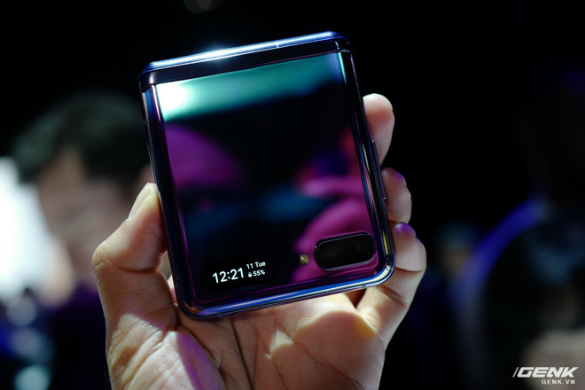 Cận cảnh Samsung Galaxy Z Flip: Thiết kế gập dọc, chất liệu kính dẻo, vẫn có vết nhăn, giá 1380 USD - Ảnh 4.