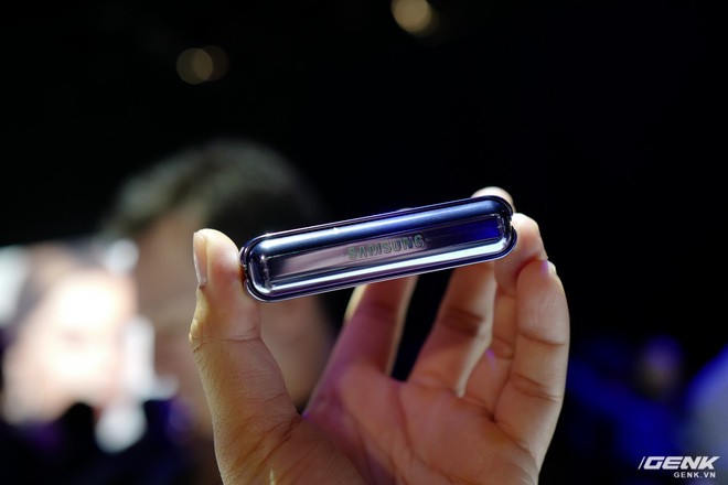 Cận cảnh Samsung Galaxy Z Flip: Thiết kế gập dọc, chất liệu kính dẻo, vẫn có vết nhăn, giá 1380 USD - Ảnh 7.