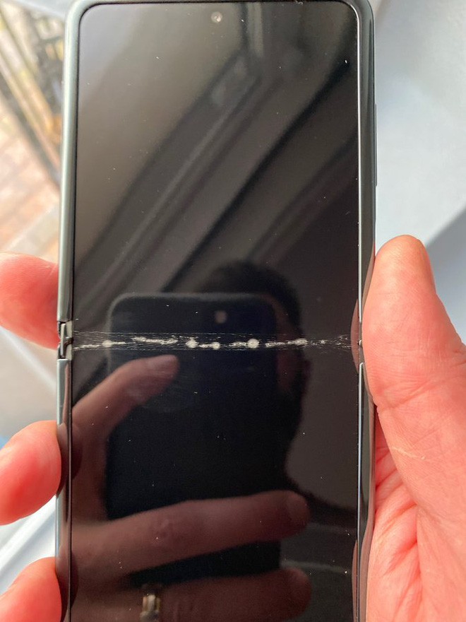 Màn hình Samsung Galaxy Z Flip nứt vỡ ngay lần gập mở đầu tiên, nguyên nhân không ai ngờ đến - Ảnh 1.