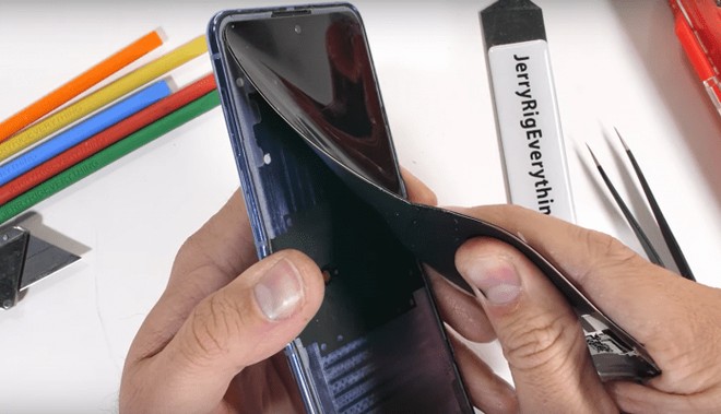 Mổ bụng Samsung Galaxy Z Flip: Thực sự có kính bảo vệ màn hình, nhưng không có tác dụng chống trầy xước - Ảnh 1.
