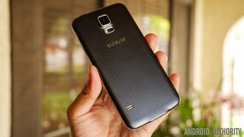 Ra mắt năm 2014, Galaxy S5 là thế hệ S cuối cùng có thiết kế cổ điển với mặt lưng nhựa và pin tháo rời.