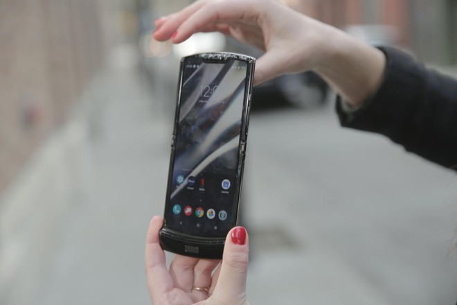 Thử nghiệm thả rơi Galaxy Z Flip và Motorola Razr: Đâu là chiếc smartphone mong manh nhất? - Ảnh 4.