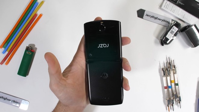 Tra tấn Moto RAZR 2019: Smartphone màn hình gập siêu mỏng manh - Ảnh 1.