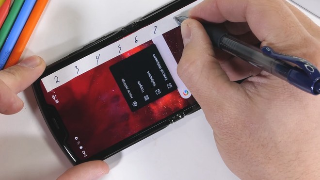Tra tấn Moto RAZR 2019: Smartphone màn hình gập siêu mỏng manh - Ảnh 3.