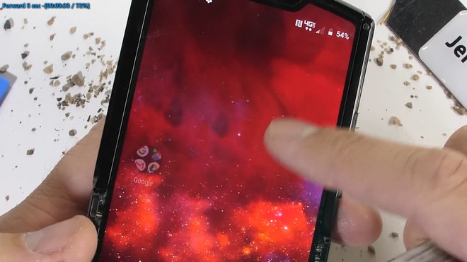 Tra tấn Moto RAZR 2019: Smartphone màn hình gập siêu mỏng manh - Ảnh 16.
