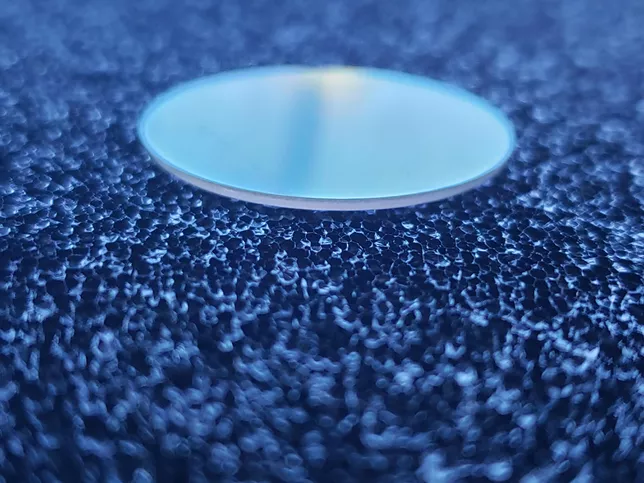 Kính Kim cương Miraj trông giống kính thường, nhưng bề mặt của nó là lớp tinh thể kim cương cỡ nano đó.
