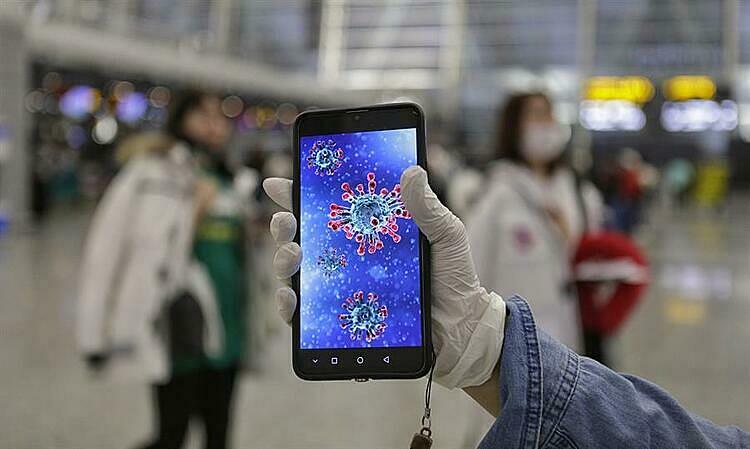 Virus corona có thể sống sót trên màn hình điện thoại 96 giờ. Ảnh: Alex Plavevski. 