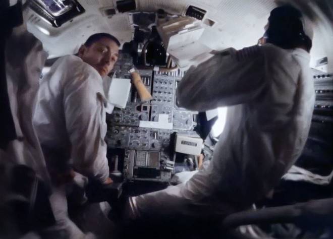Anh chàng này tái hiện những bức ảnh trên tàu Apollo 13 với độ nét cực cao chỉ bằng cách chồng ảnh lên nhau - Ảnh 7.
