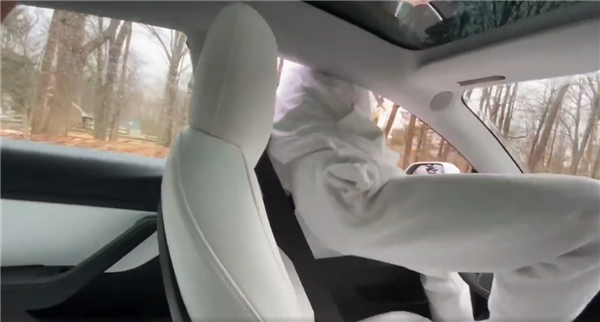 Đây là hậu quả của việc nhảy ra khỏi một chiếc xe Tesla khi nó đang tự lái - Ảnh 2.