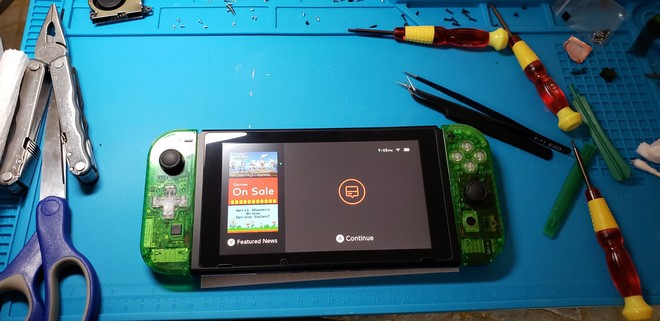 Game thủ tự tay chế máy chơi game Nintendo Switch từ linh kiện mua trên mạng - Ảnh 1.