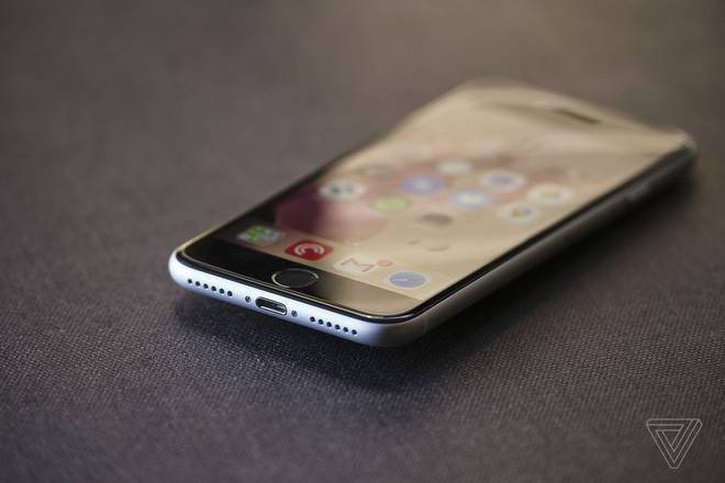 iFixit tìm ra sự thật có bao nhiêu linh kiện của iPhone SE được lấy từ iPhone cũ - Ảnh 1.