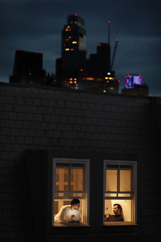 Nhiếp ảnh mùa dịch: Bộ ảnh qua khung cửa sổ hàng xóm trong những ngày ở nhà - Ảnh 2.